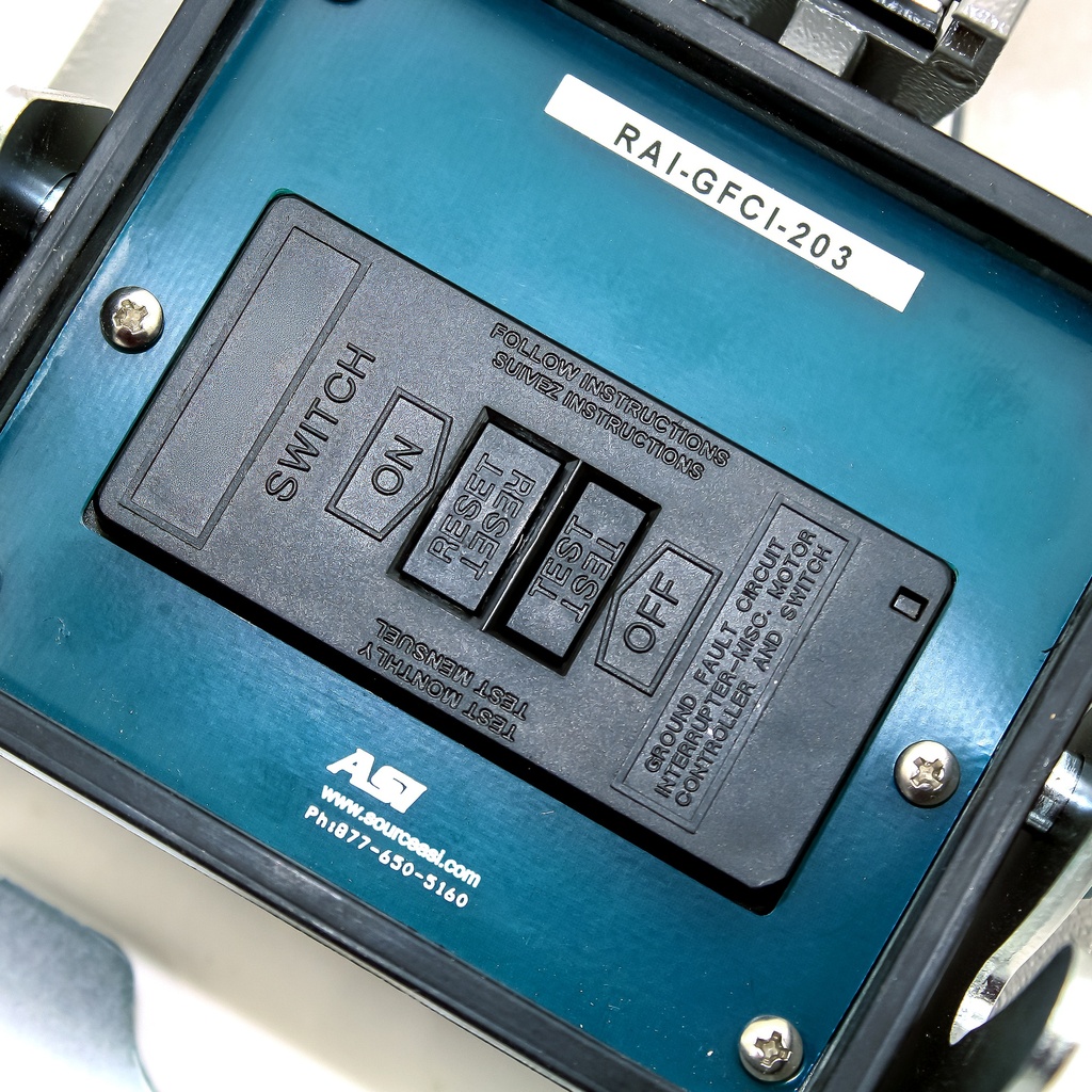 RAI-GFCI-203_switch closeup.webp